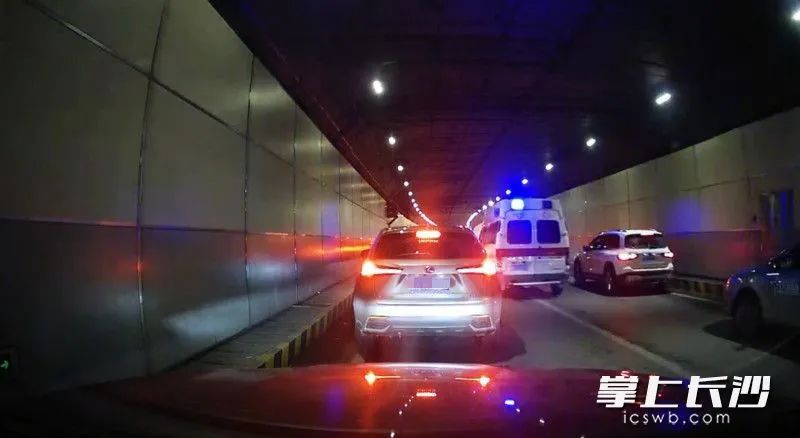 市民行車記錄儀拍攝下了隧道內(nèi)車輛為救護(hù)車讓行的一幕視頻截圖圖片